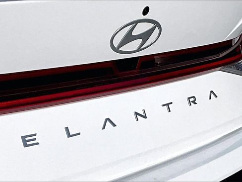 Used 2024 Hyundai Elantra SEL w/ Convenience Package image 8