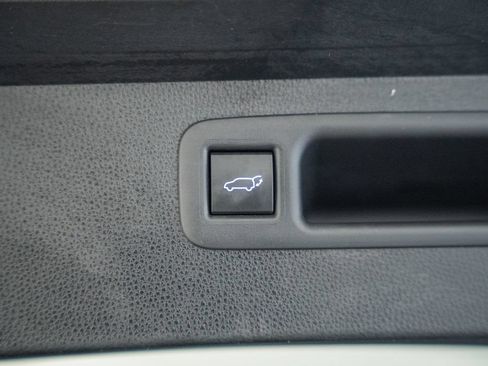 Used 2022 Toyota Highlander XLE AWD/4WD image 10