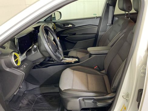 Used 2024 Chevrolet Trax LT w/ Driver Confidence Package FWD image 8