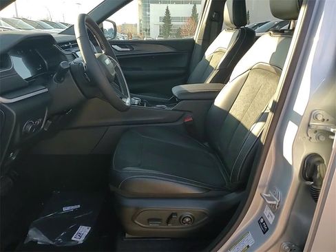 New 2025 Jeep Grand Cherokee Altitude image 10