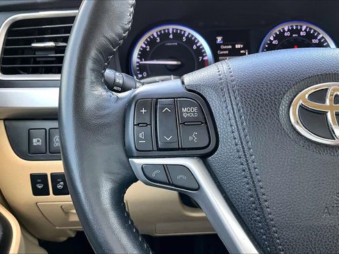Used 2018 Toyota Highlander Limited Platinum FWD image 24