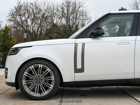 Used 2025 Land Rover Range Rover SE image 4