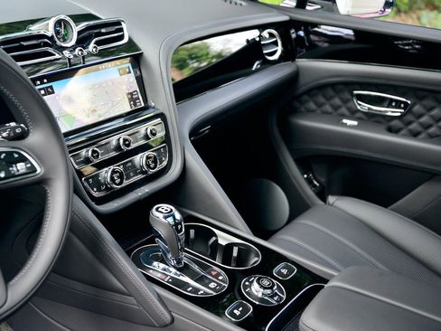 Used 2023 Bentley Bentayga image 11