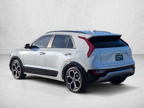 Used 2023 Kia Niro SX Touring image 10