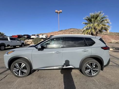 Used 2023 Nissan Rogue SL w/ SL Premium Package image 2