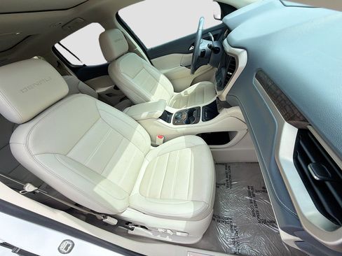 Used 2021 GMC Acadia Denali w/ Denali Technology Package FWD image 15