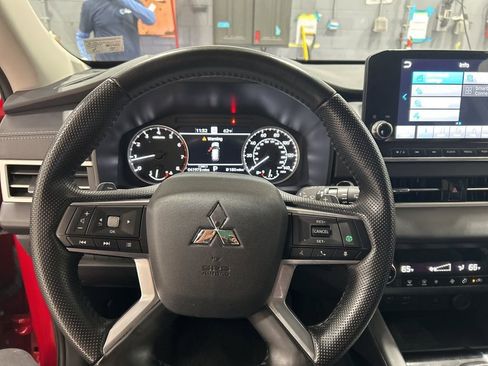Used 2024 Mitsubishi Outlander SE image 13
