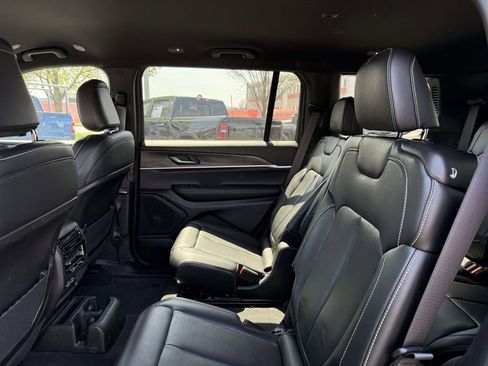 Certified 2025 Jeep Grand Cherokee L Limited w/ Black Appearance Package AWD/4WD image 17
