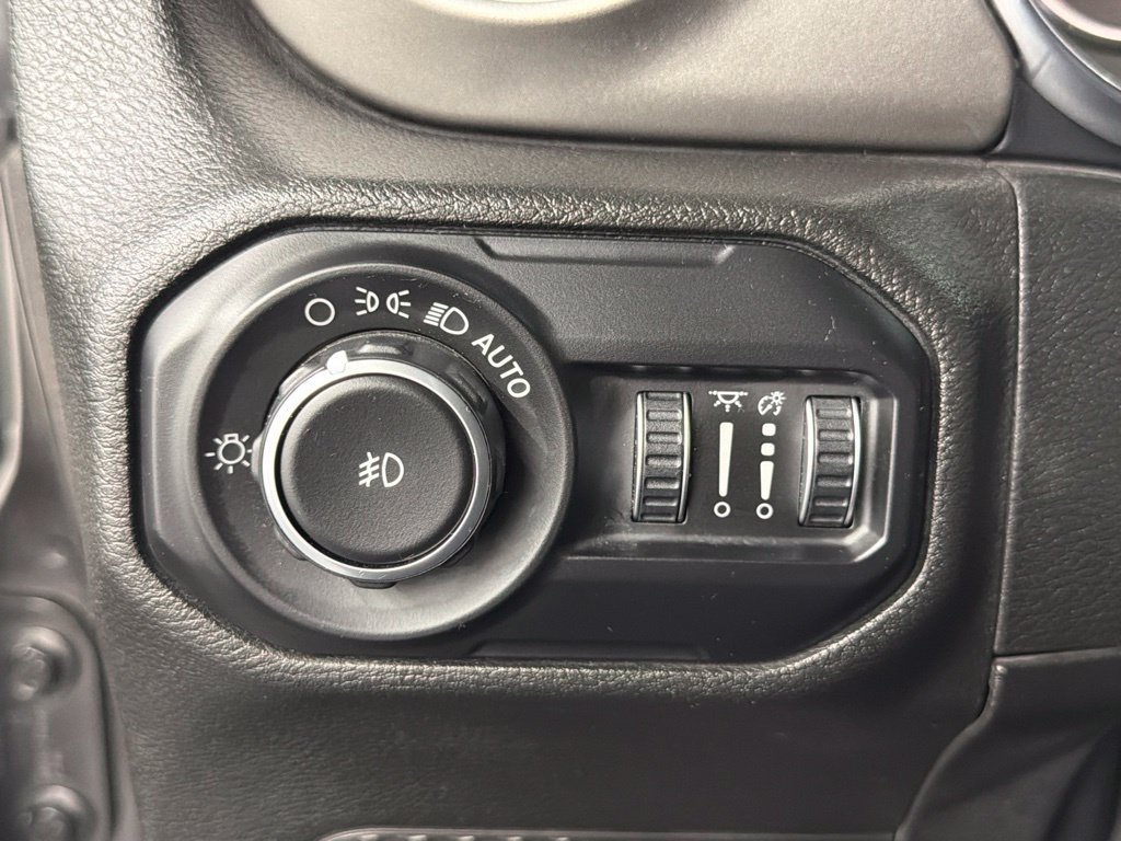 Used 2019 Jeep Wrangler Unlimited Sahara AWD/4WD image 26