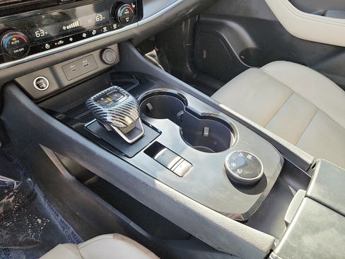 Used 2022 Nissan Rogue SV w/ SV Premium Package image 19