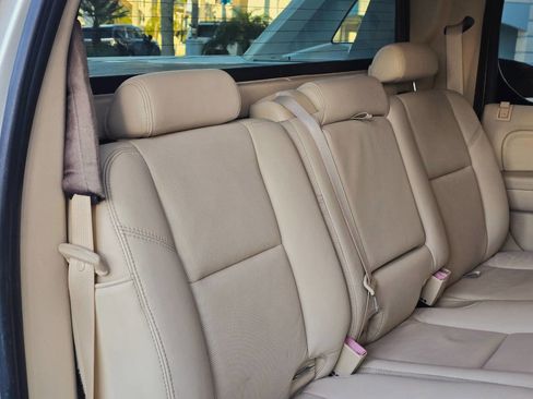 Used 2007 Cadillac Escalade EXT Base AWD 4dr Crew Cab SB w/ Information Package image 70