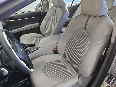 Used 2021 Toyota Camry SE image 14