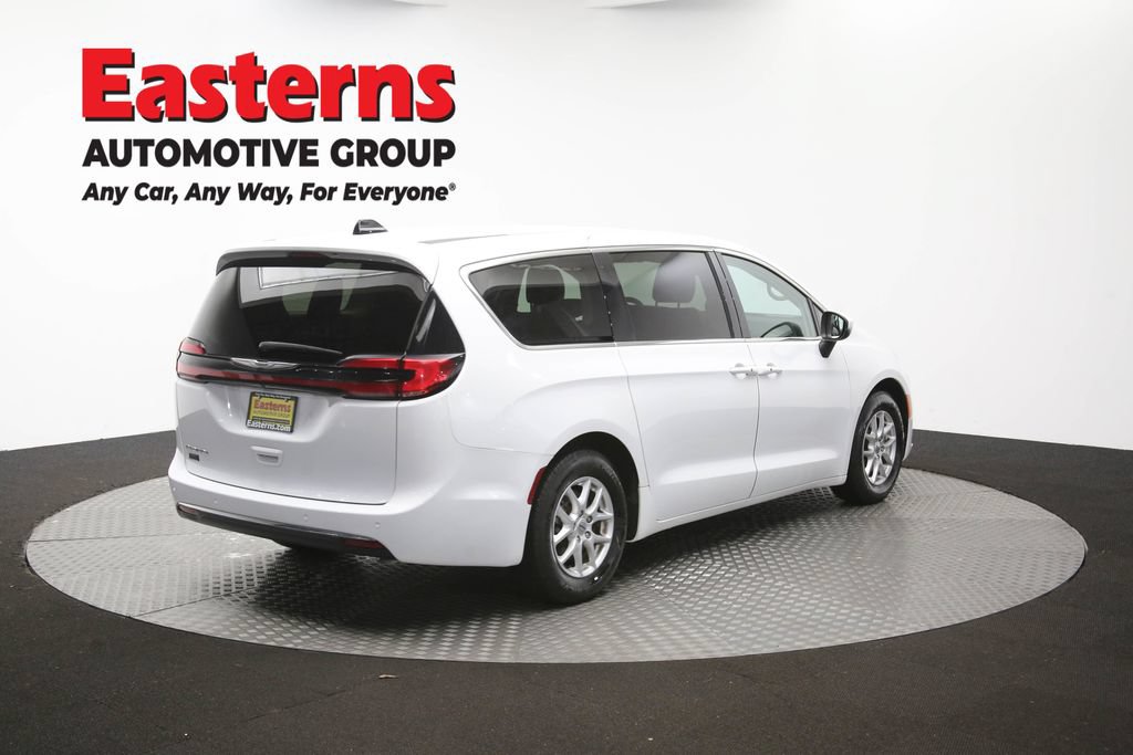 Used 2023 Chrysler Pacifica Touring-L FWD image 43