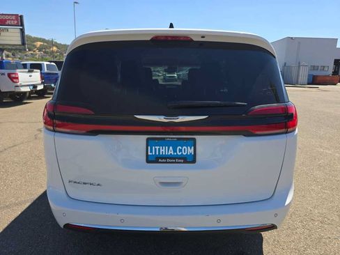 Used 2023 Chrysler Pacifica Touring-L FWD image 4