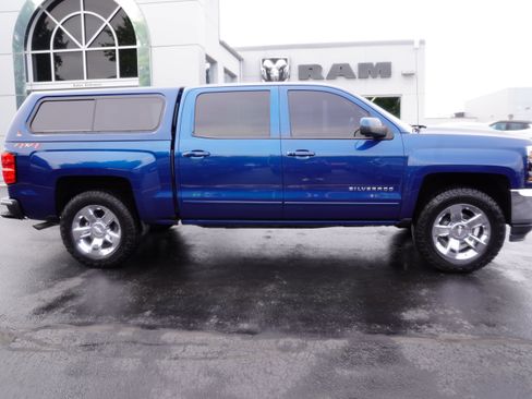 Used 2018 Chevrolet Silverado 1500 LT w/ LT Eassist Package AWD/4WD image 2