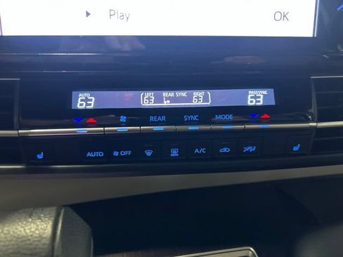 Used 2023 Toyota Sienna XLE FWD image 18