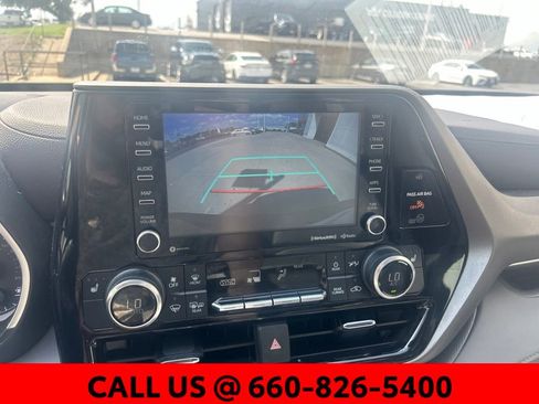 Used 2022 Toyota Highlander XLE AWD/4WD image 16