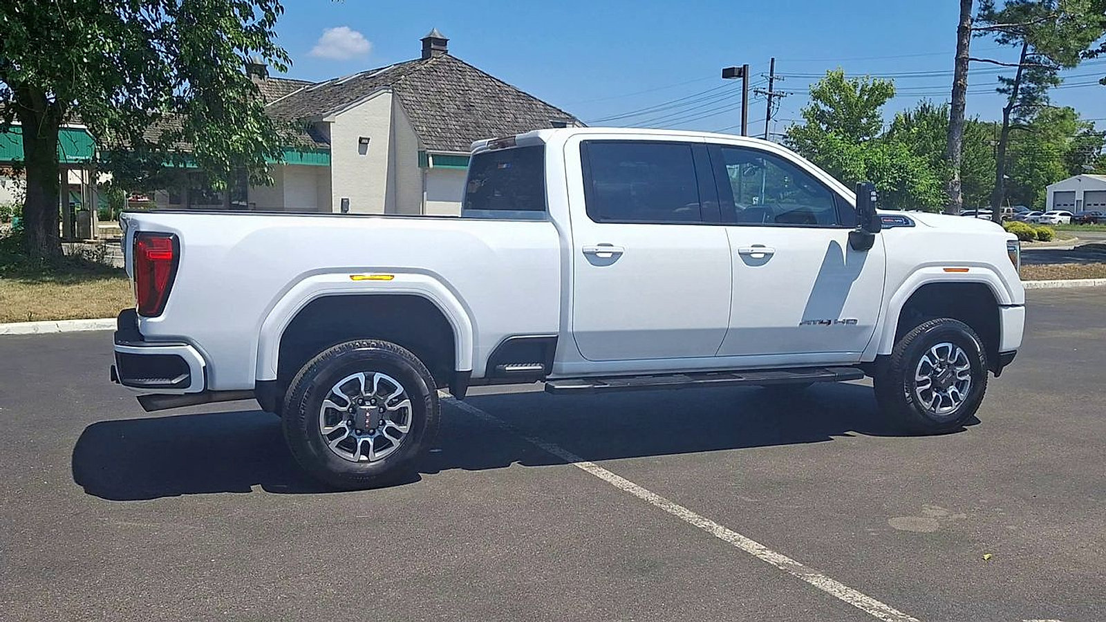 Used 2022 GMC Sierra 2500 AT4 w/ AT4 Preferred Package AWD/4WD image 3