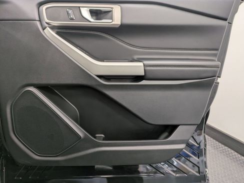 Used 2023 Ford Explorer XLT image 27