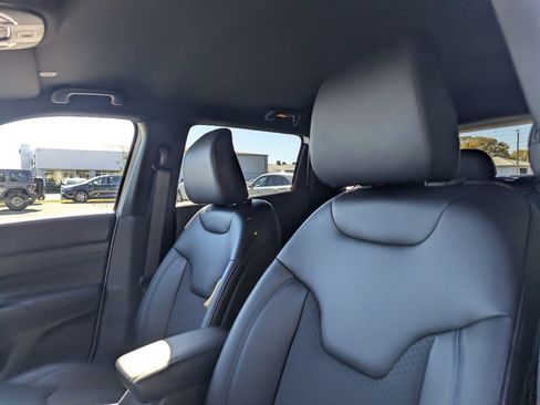 New 2026 Jeep Compass Latitude image 11