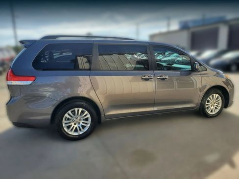 Used 2012 Toyota Sienna XLE w/ XLE Navigation Pkg image 9