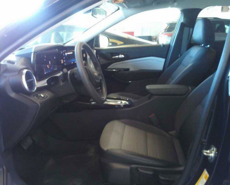 Used 2025 Chevrolet Trax LT FWD image 8