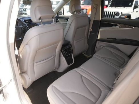 Used 2019 Lincoln Nautilus Select image 11