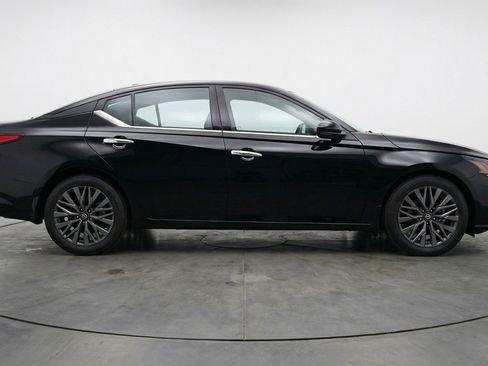 Used 2025 Nissan Altima 2.5 SV FWD image 11