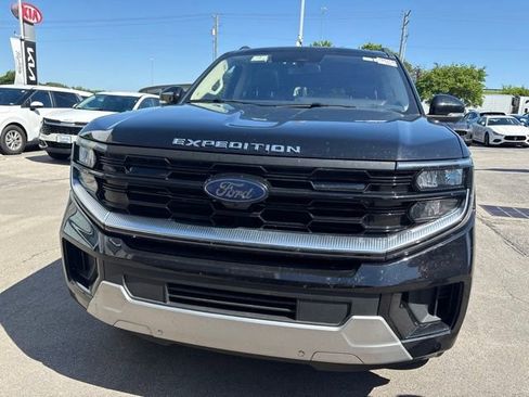 Used 2025 Ford Expedition Max Platinum AWD/4WD image 3