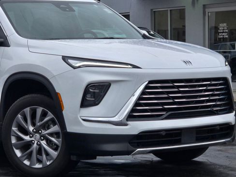 Certified 2025 Buick Enclave Preferred image 3