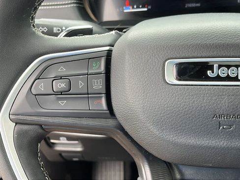Used 2023 Jeep Grand Cherokee Altitude AWD/4WD image 12