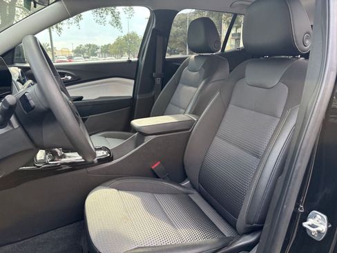 Used 2025 Chevrolet Trax LT image 21