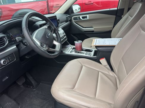 Used 2021 Ford Explorer XLT w/ Equipment Group 202A RWD image 5