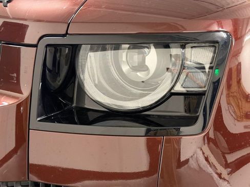 Used 2025 Land Rover Defender 130 X-Dynamic SE AWD/4WD image 33