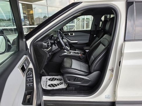 Used 2023 Ford Explorer XLT w/ Equipment Group 202A AWD/4WD image 19
