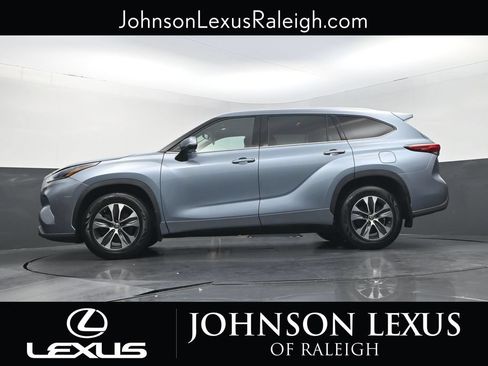 Used 2021 Toyota Highlander XLE AWD/4WD image 22
