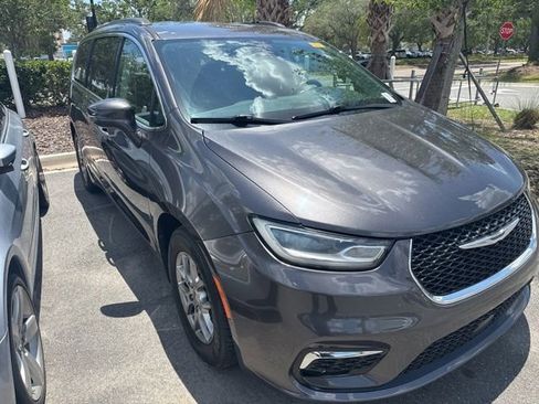 Used 2021 Chrysler Pacifica Touring FWD image 18