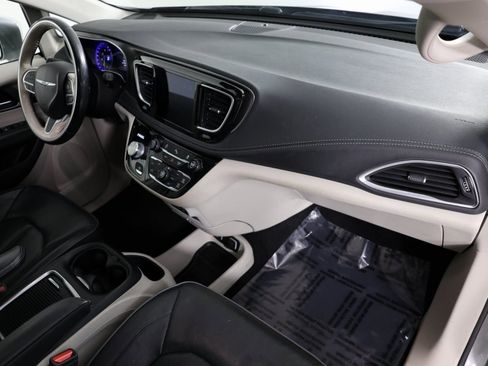 Used 2019 Chrysler Pacifica Limited image 41