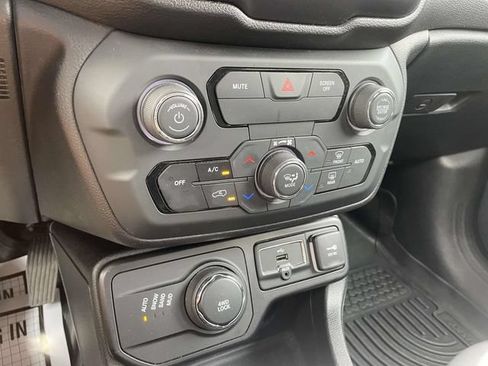 Used 2018 Jeep Renegade Altitude w/ UConnect 8.4 Nav Group AWD/4WD image 32