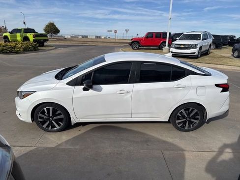 Used 2022 Nissan Versa SR image 5