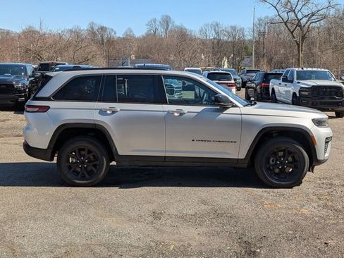 New 2026 Jeep Grand Cherokee Laredo image 2