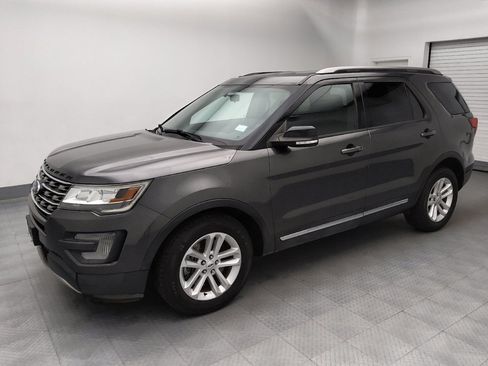 Used 2017 Ford Explorer XLT FWD image 2
