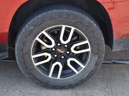 Used 2024 GMC Yukon XL AT4 w/ Technology Package image 10