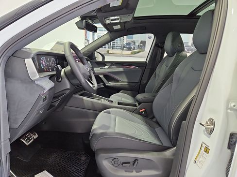 New 2026 Volkswagen Tiguan SE R-Line FWD image 17
