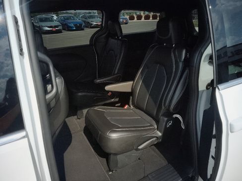 Used 2025 Chrysler Pacifica Select FWD image 9