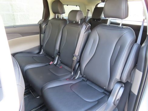New 2026 Kia Carnival EX FWD image 24