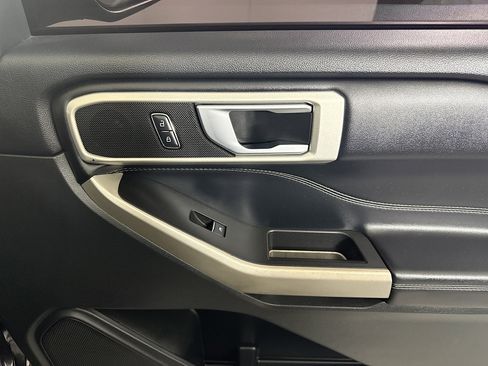 Used 2022 Ford Explorer XLT image 31