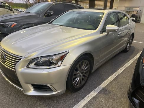 Used 2017 Lexus LS 460 w/ Comfort Package image 3