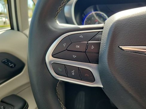 Used 2023 Chrysler Pacifica Touring-L FWD image 22