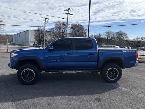 Used 2017 Toyota Tacoma TRD Off-Road image 2